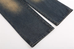 Modepersönlichkeit in geraden Jeans