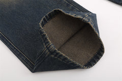 Modepersönlichkeit in geraden Jeans